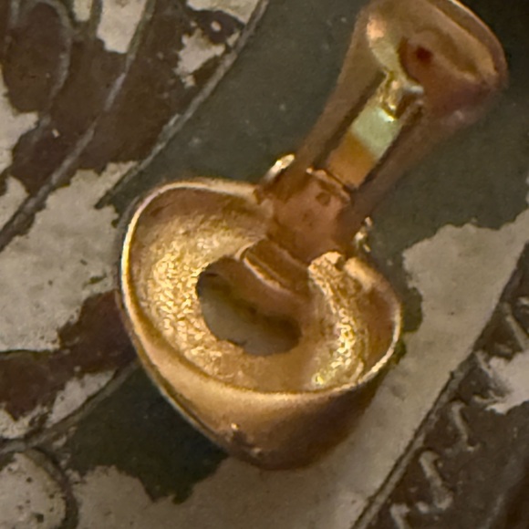 Vintage Elegant Brushed Gold and Pearl Clip On Earrings - Picture 7 of 9